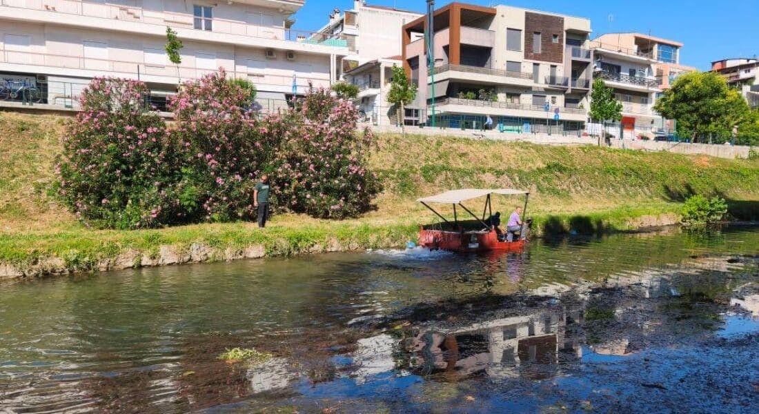 Καθαριότητα στον Ληθαίο με την ειδική βάρκα του Δήμου