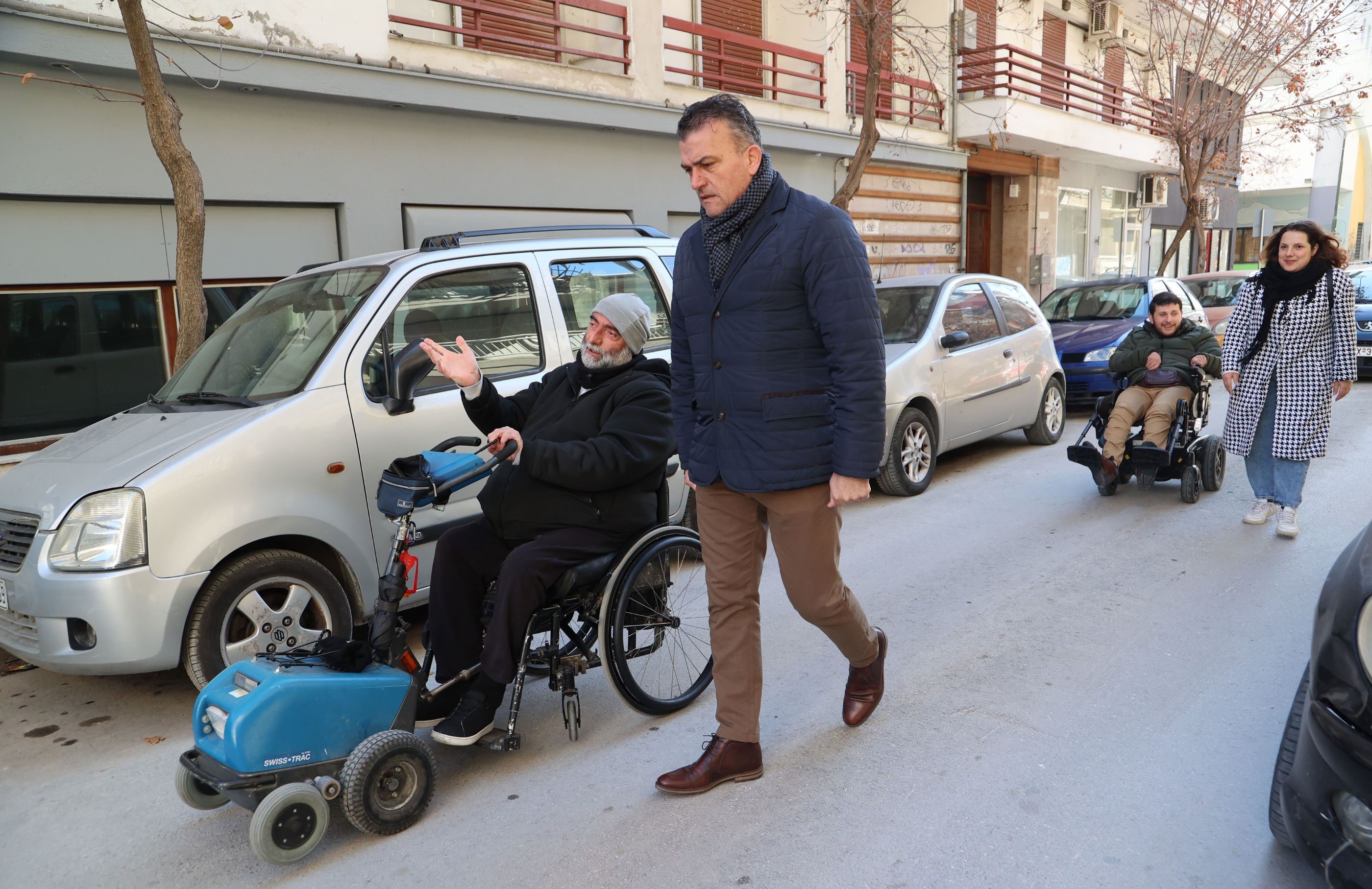 O Θανάσης Μαμάκος με πολίτες ΑμεΑ στο κέντρο της πόλης