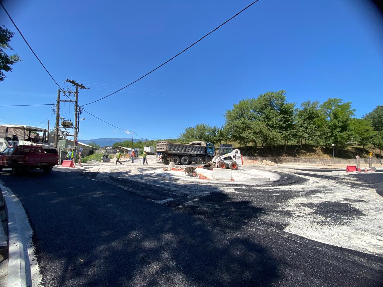 Με ασφαλτόστρωση ολοκληρώνεται ο νέος κόμβος της Ράξας