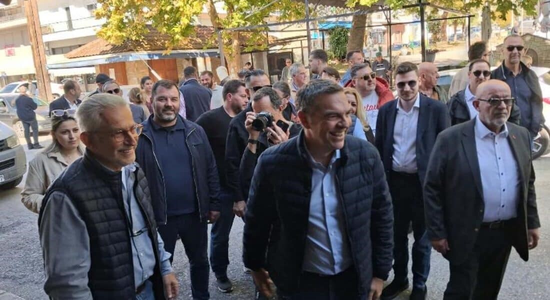 Συνάντηση Τσίπρα με κατοίκους στην πλατεία της κωμόπολης