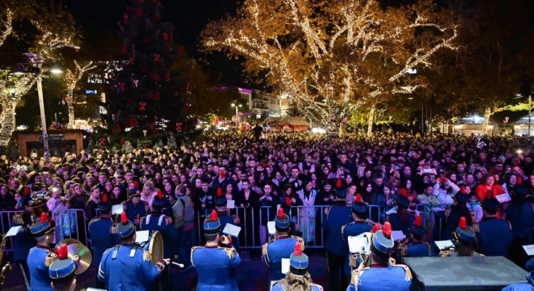 Το δένδρο άναψε, τα Χριστούγεννα πλησιάζουν