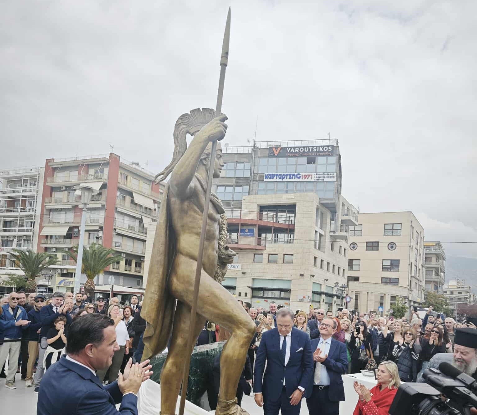 Ο Ιάσονας δεσπόζει στο λιμάνι της πόλης