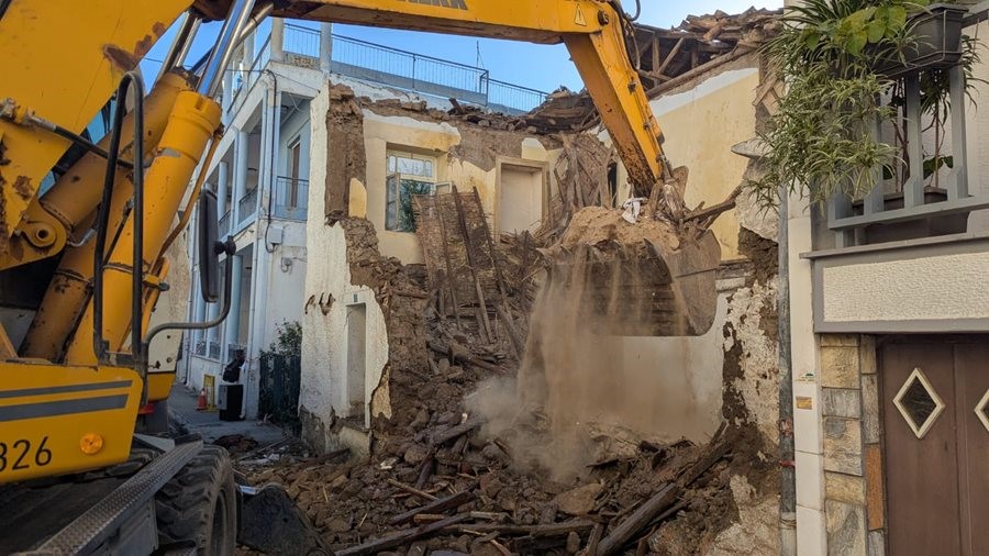 O Δήμος Λαρισαίων κατεδαφίζει επικίνδυνα κτίρια