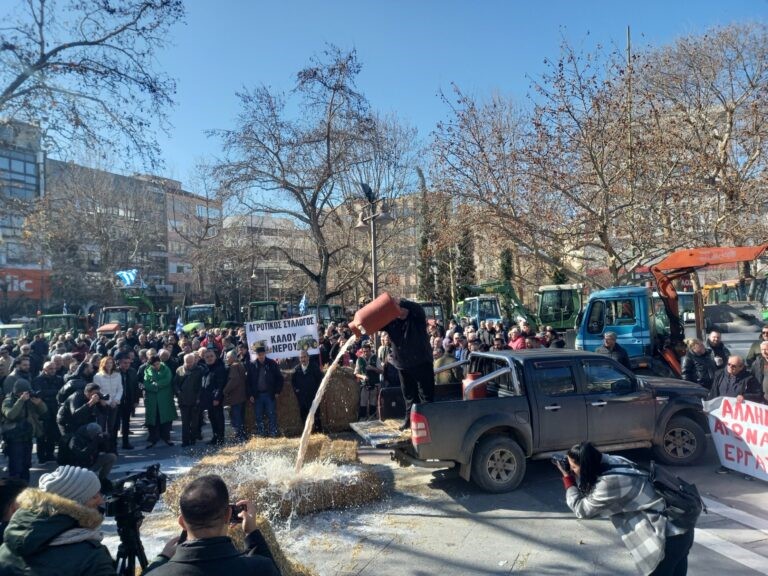 Λάρισα: Έριξαν γάλα στην Κεντρική πλατεία οι αγρότες 