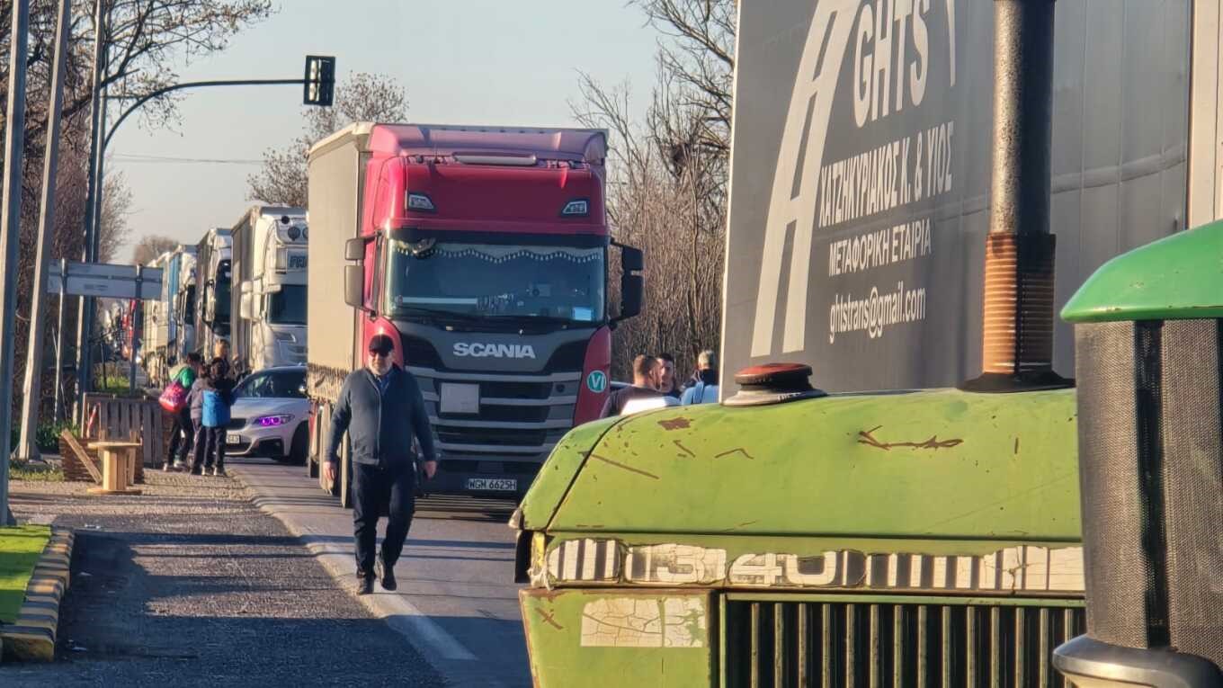 Οι αγρότες έκλεισαν και την παλιά εθνική οδό Λάρισας – Βόλου