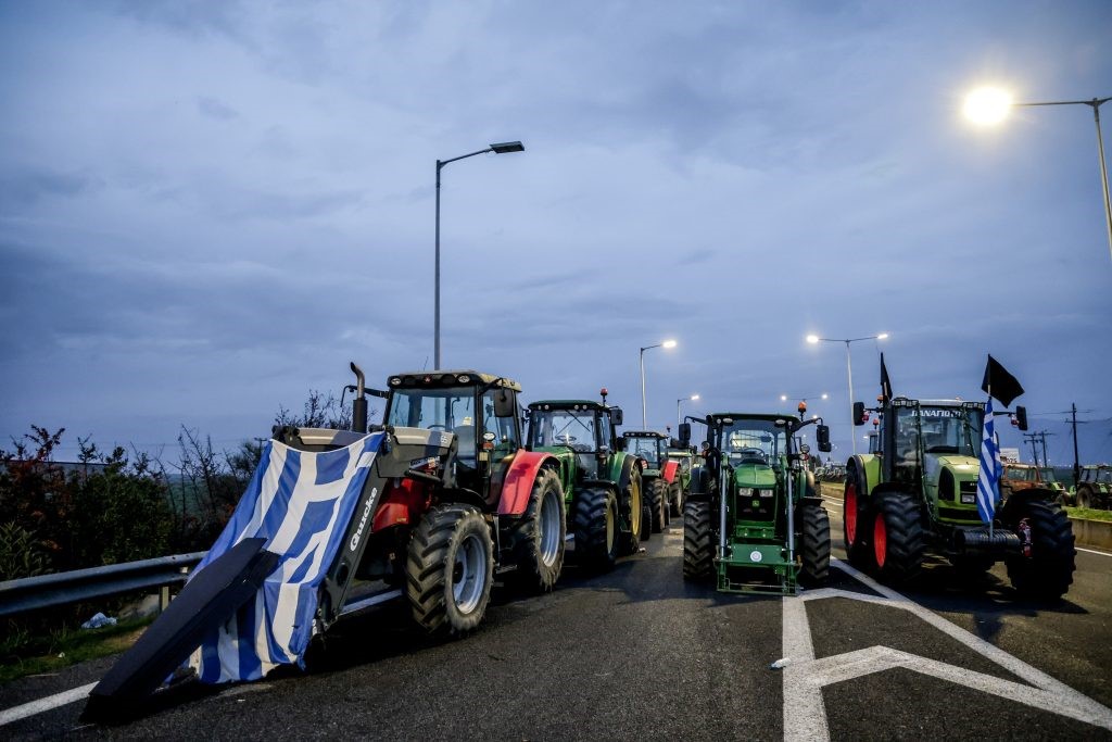 Βανδαλισμοί σε τρακτέρ αγροτών στο μπλόκο Νίκαιας