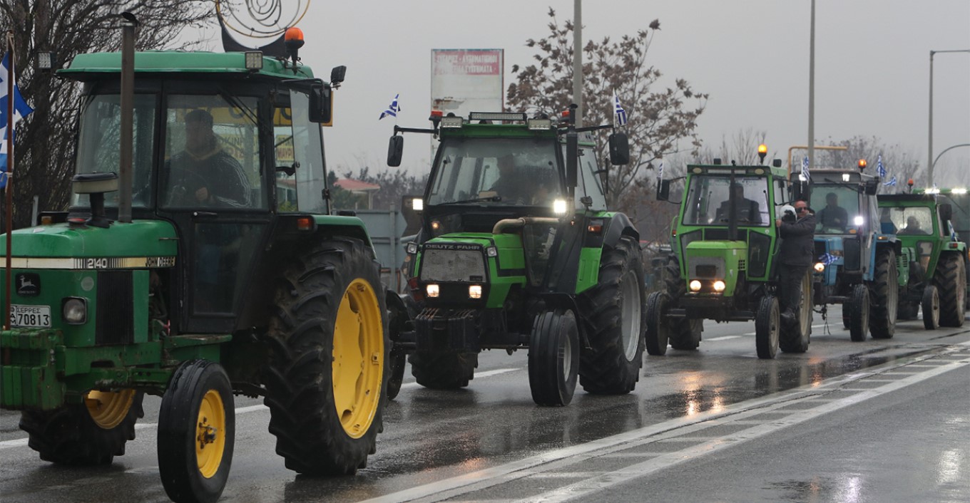 Πυκνώνουν τα μπλόκα με χιλιάδες τρακτέρ