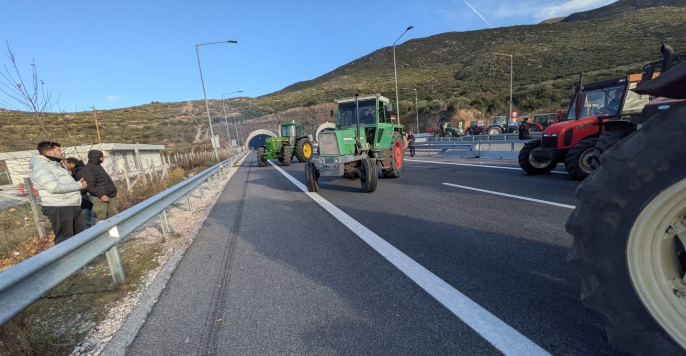 Αποχωρούν από τα Τέμπη οι αγρότες