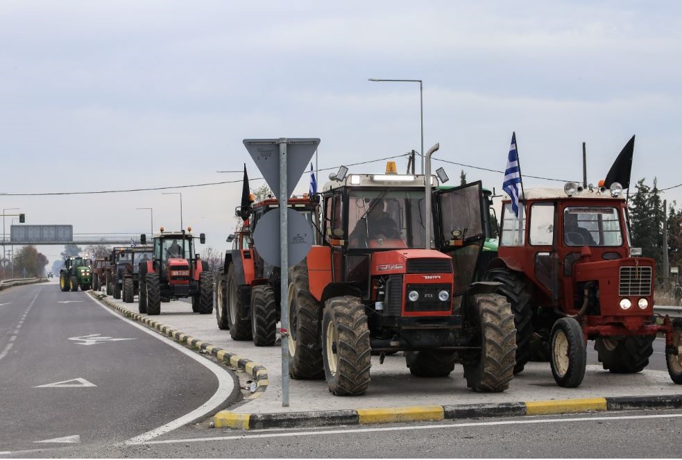 Παραμένουν στα μπλόκα οι αγρότες