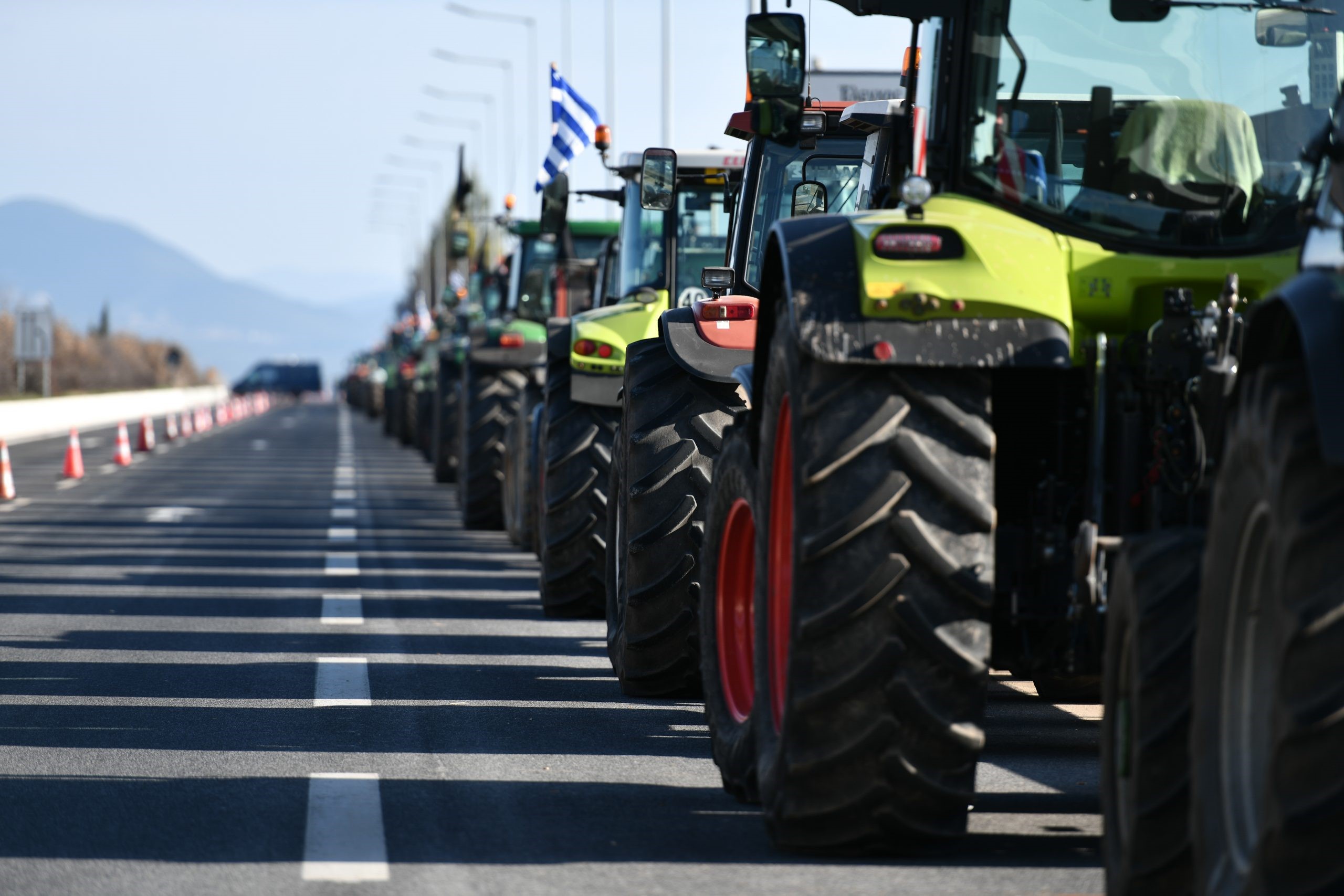 Παραμένουν στα μπλόκα οι αγρότες του νομού