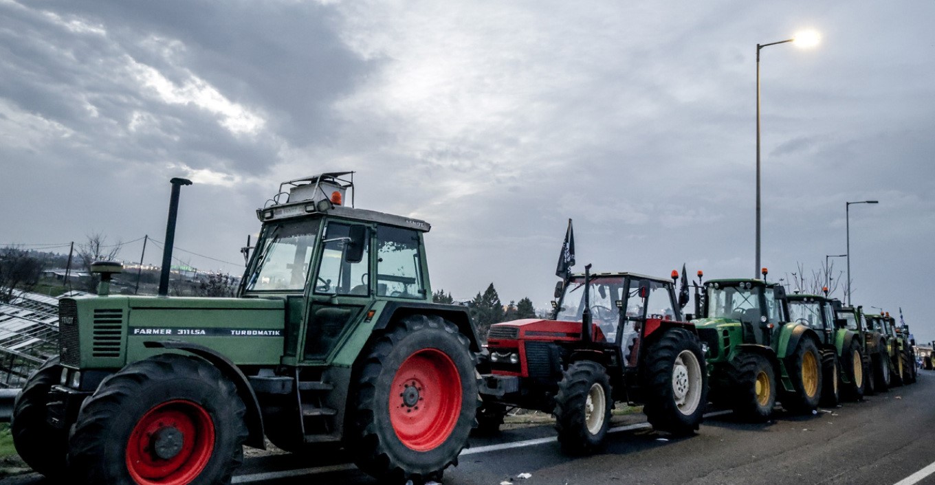 Oι αγρότες αποχωρούν από το μπλόκο της Νίκαιας 