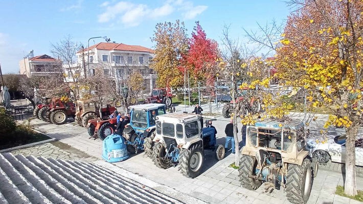 Ξεκίνησαν να βγάζουν τα τρακτέρ στις πλατείες