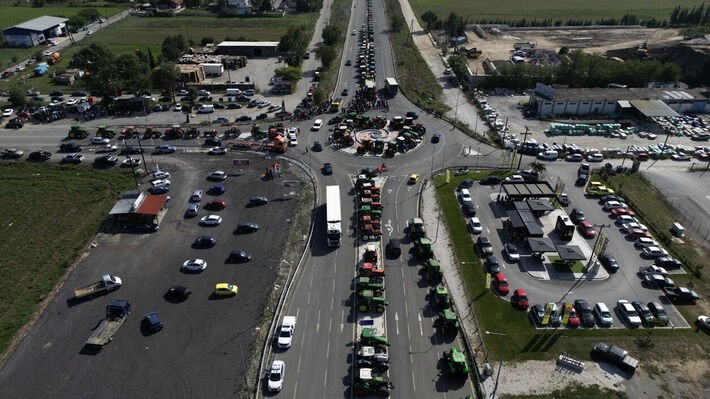 Oι παρακάρλιοι αγρότες βγάζουν τα τρακτέρ στον δρόμο
