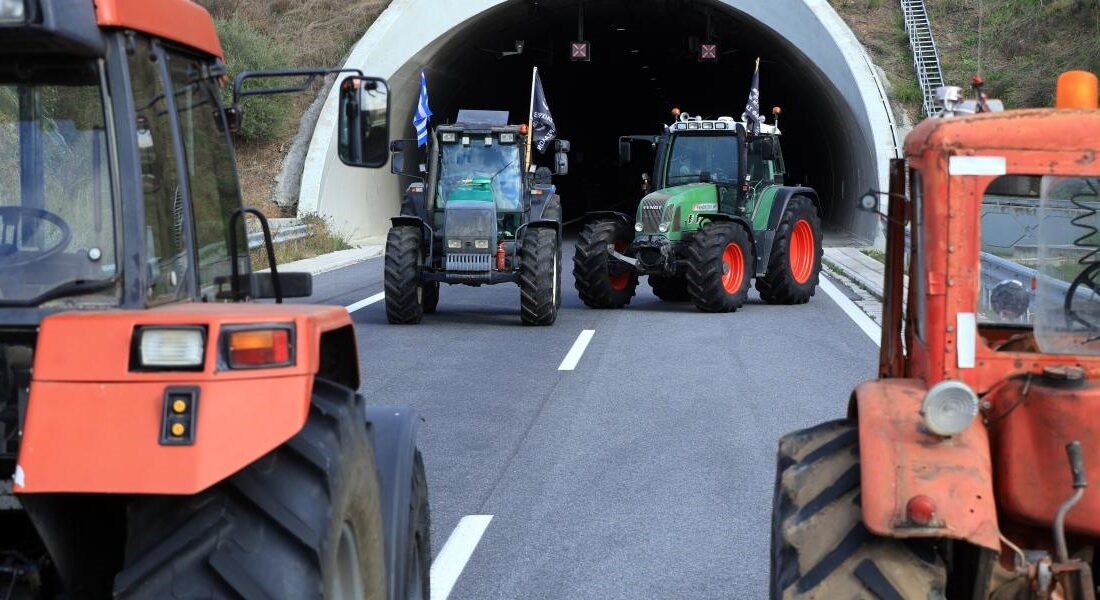 Οι αγρότες έκλεισαν τις σήραγγες των Τεμπών 