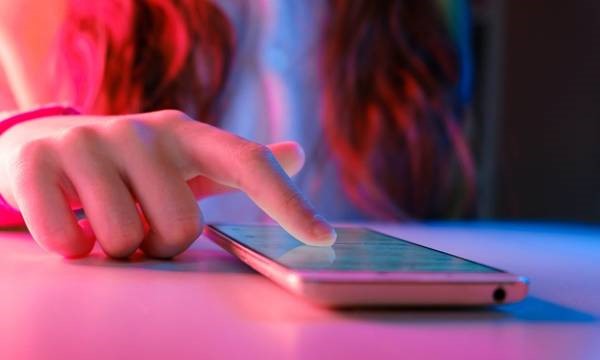 Στα κρατητήρια Λαρισαίος γιατί έσπασε το κινητό της κόρης του