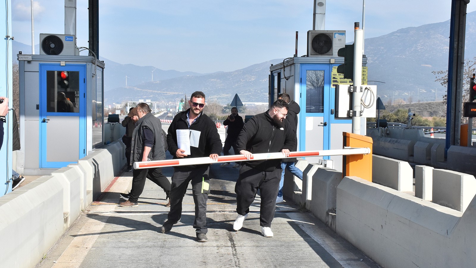 Aγρότες άνοιξαν συμβολικά τα διόδια στο Μακρυχώρι