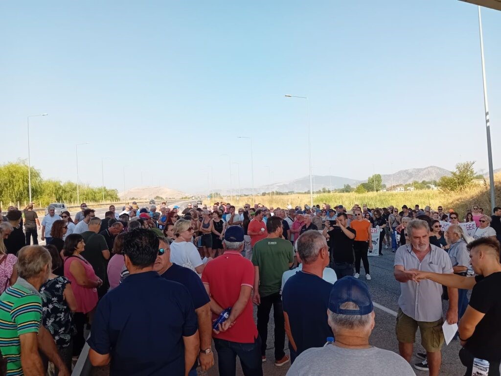 Βγήκαν στο δρόμο οι πλημμυροπαθείς της Φαρκαδόνας