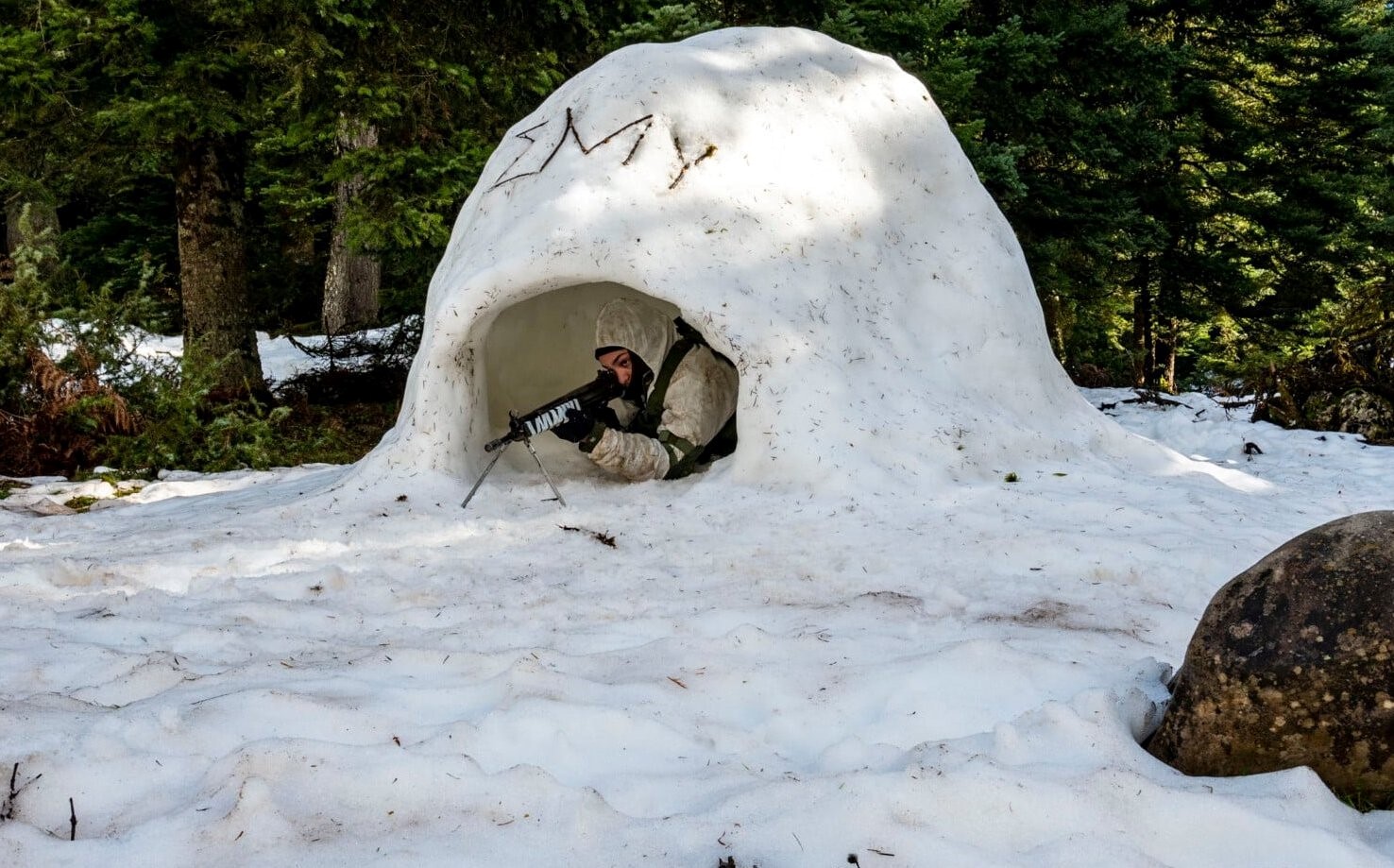 Εντυπωσιακές εικόνες από ασκήσεις μάχης στο Περτούλι