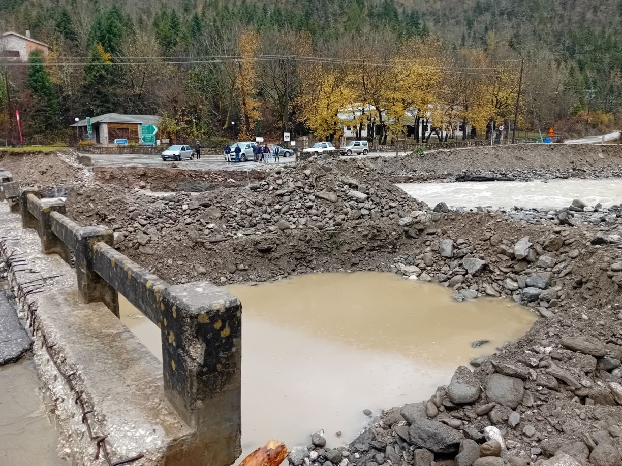 Αγώνας δρόμου για να επανέλθει η πρόσβαση στα χωριά