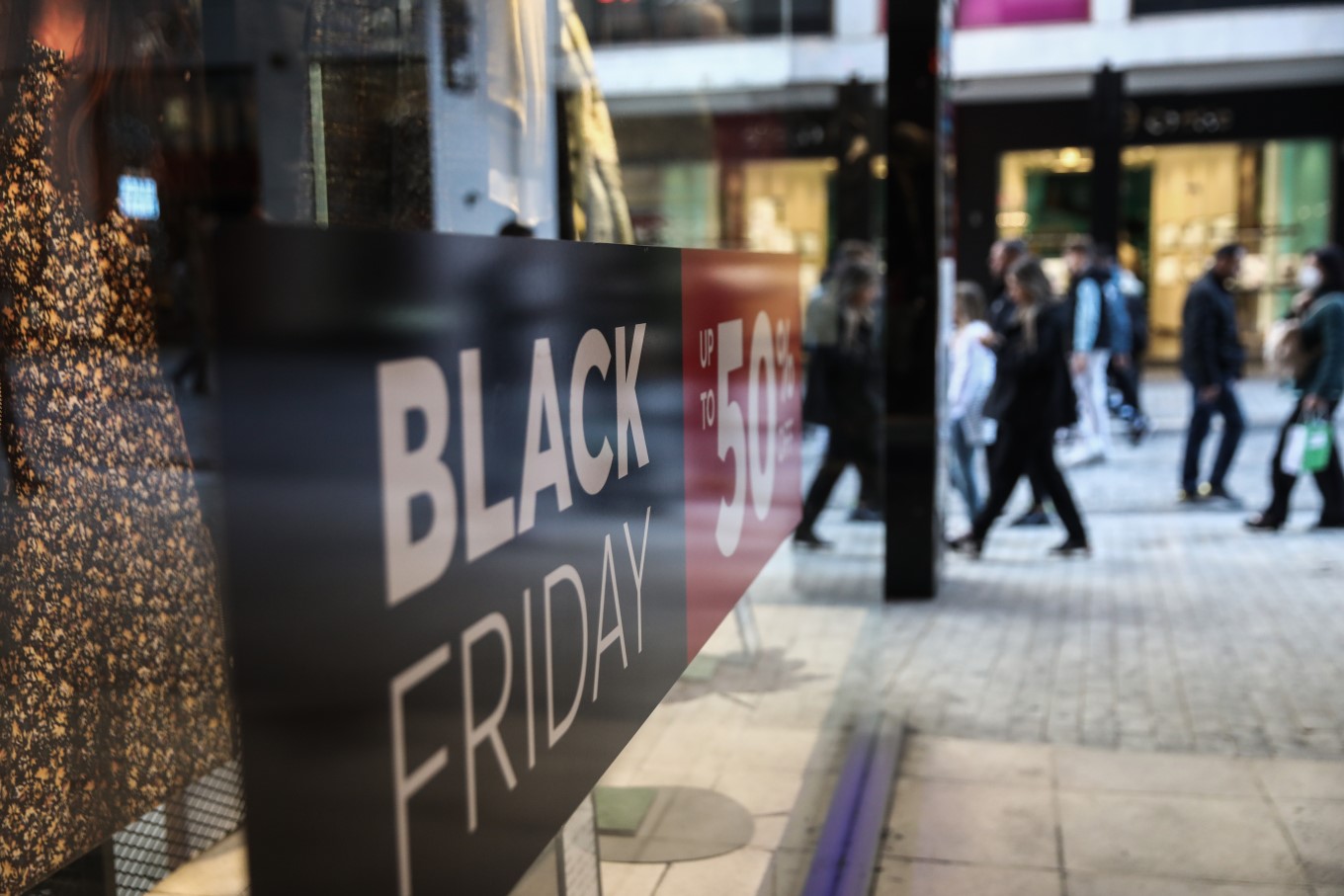 Black Friday: Στο κυνήγι των προσφορών οι Λαρισαίοι