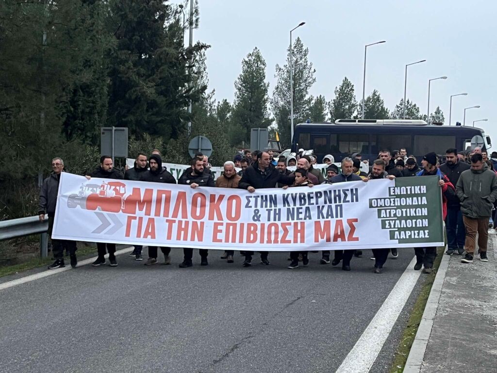 Οι αγρότες απέκλεισαν για μια ώρα την εθνική οδό