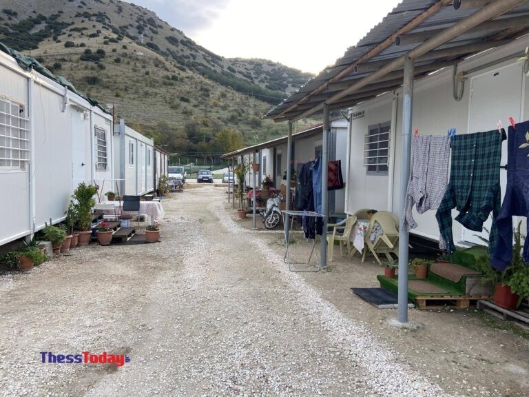 Χριστούγεννα για τρίτη χρονιά μέσα σε κοντέινερ