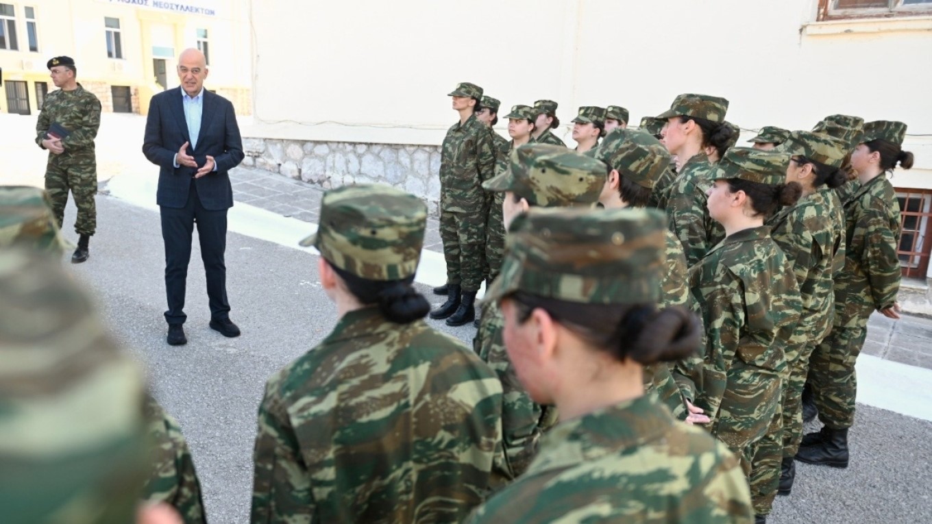Οι πρώτες αναβολές θορύβησαν τον υπουργό Άμυνας