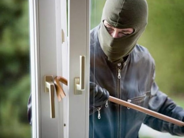 Διαρρήκτης πήγε να κλέψει και… γκρεμοτσακίστηκε