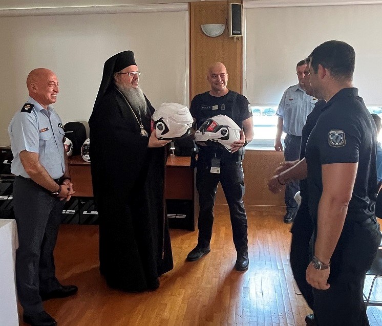 H Μητρόπολη δώρισε 40 κράνη μοτοσικλέτας