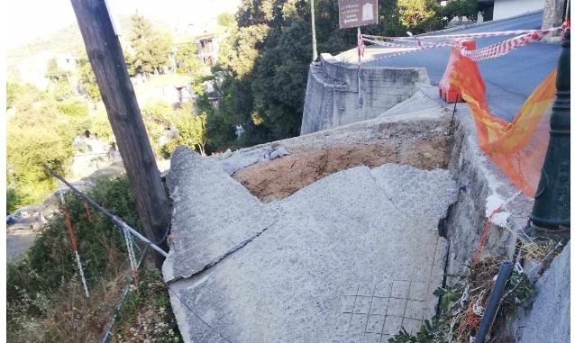 Μηλιές: Κατέρρευσε ο δρόμος που οδηγεί στο πάρκινγκ 