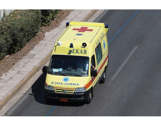 Σοβαρό τροχαίο με ανατροπή αυτοκινήτου στις Καρυές Τρικάλων