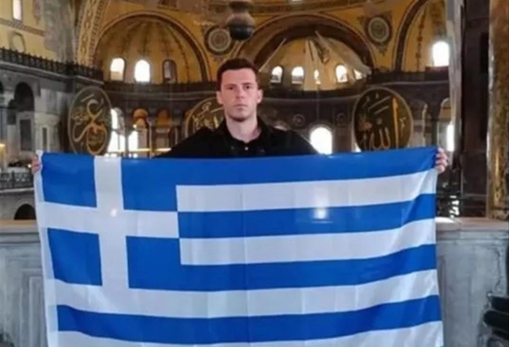 Έλληνας άνοιξε την ελληνική σημαία στην Αγία Σοφία