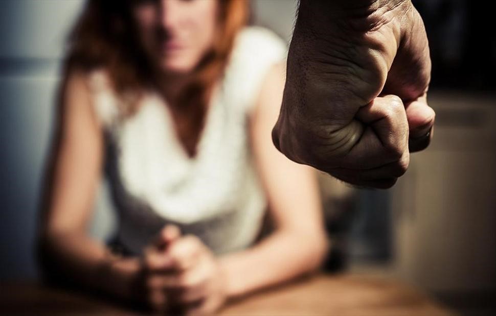 Ενδοοικογενειακή βία: 102 περιστατικά σε ένα 24ωρο