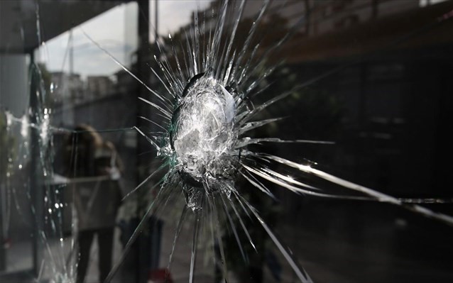 Έσπασαν την τζαμαρία με τσιμεντόλιθο και πήραν 150 ευρώ