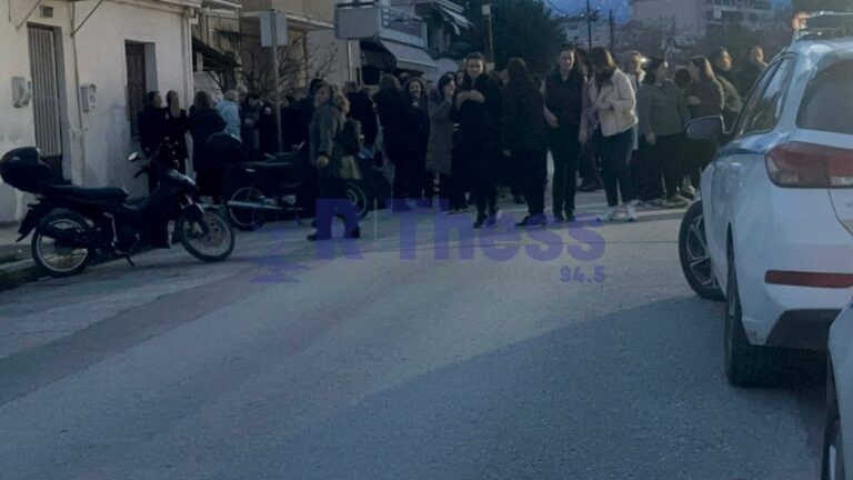 Εργαζόμενοι στο πλευρό του ιδιοκτήτη έξω από την Αστυνομία