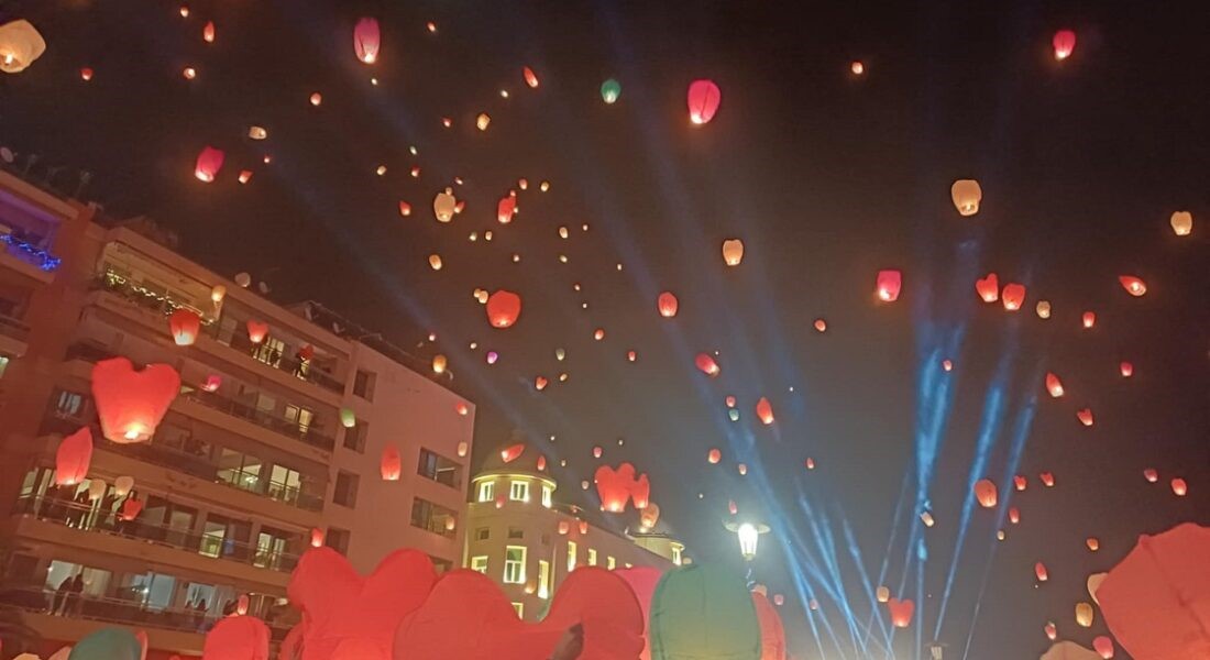 Χιλιάδες φαναράκια των ευχών κατέκλυσαν τον ουρανό 