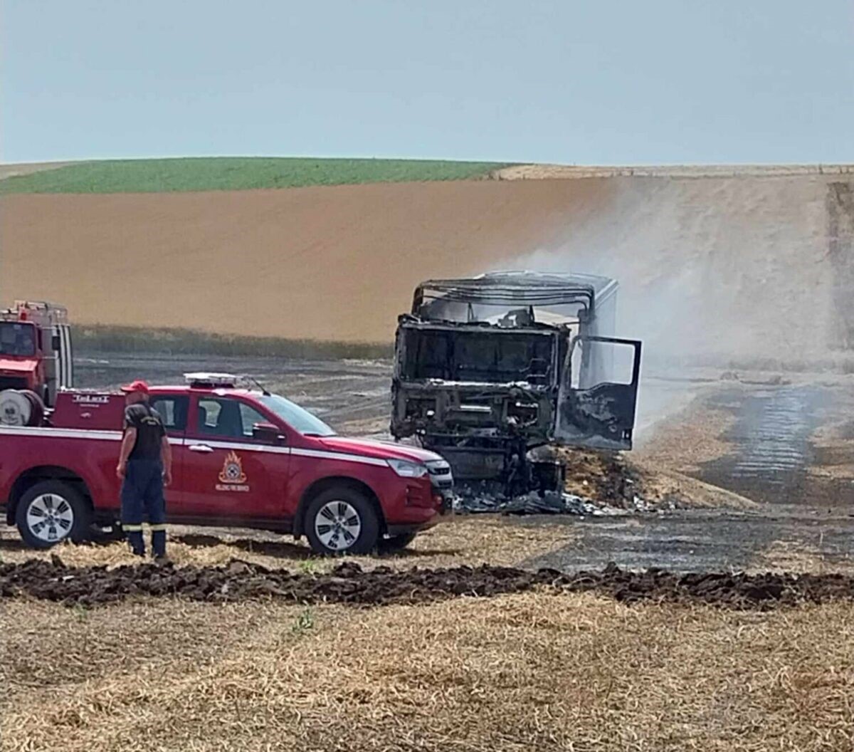 Φορτηγό τυλίχθηκε στις φλόγες σε αλώνια 