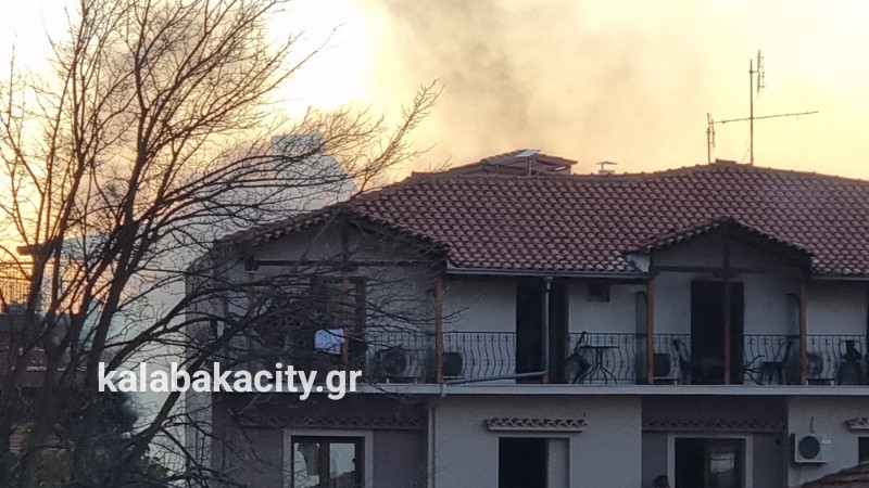 Mεγάλη φωτιά σε κεντρικό ξενοδοχείο της Καλαμπάκας