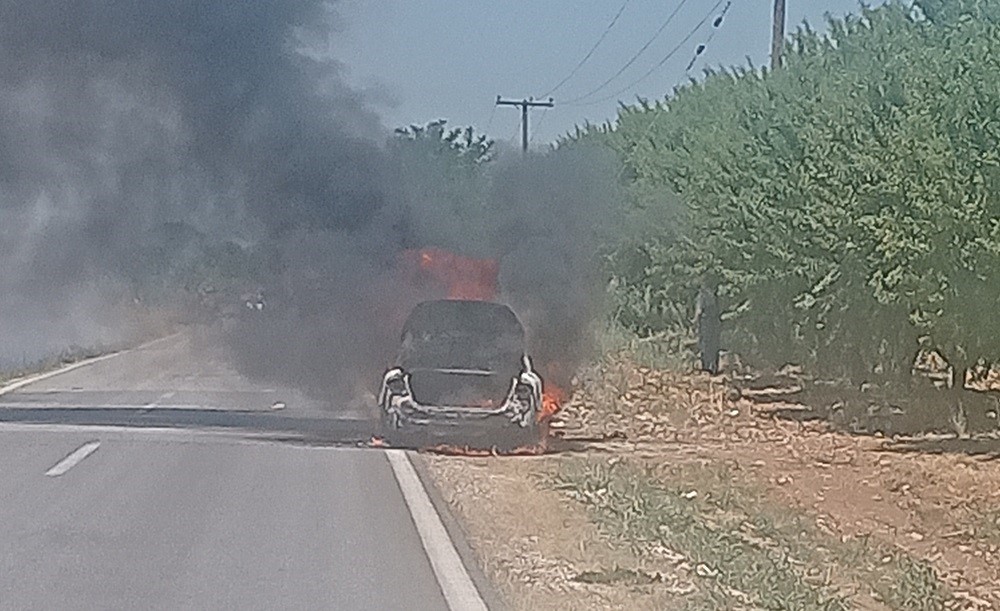 Αυτοκίνητο κάηκε ολοσχερώς στον δρόμο 
