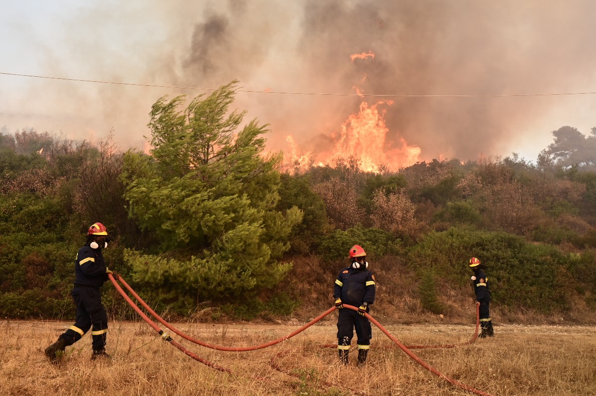 Φωτιά στην Αττική: Ανεξέλεγκτος ο πύρινος εφιάλτης 