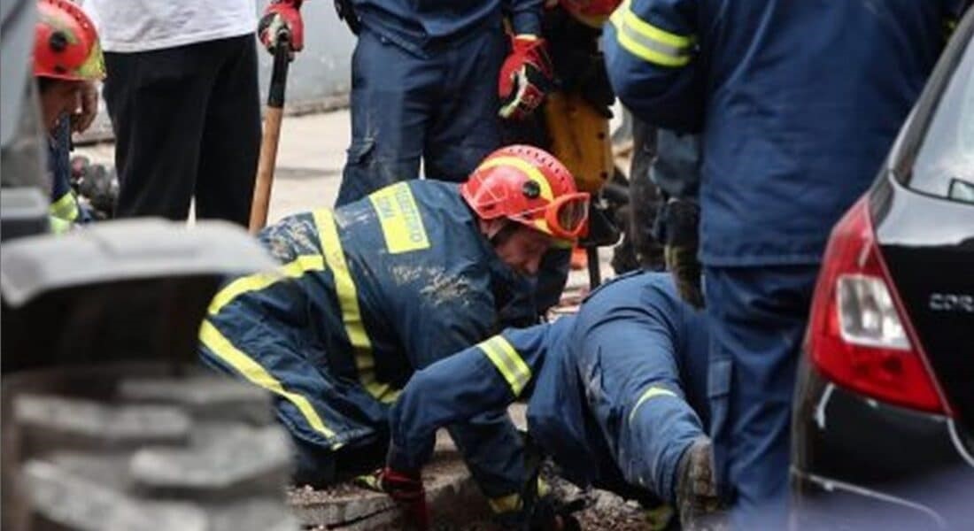 Ανασύρθηκε ζωντανός ο άνδρας που έπεσε στο φρεάτιο