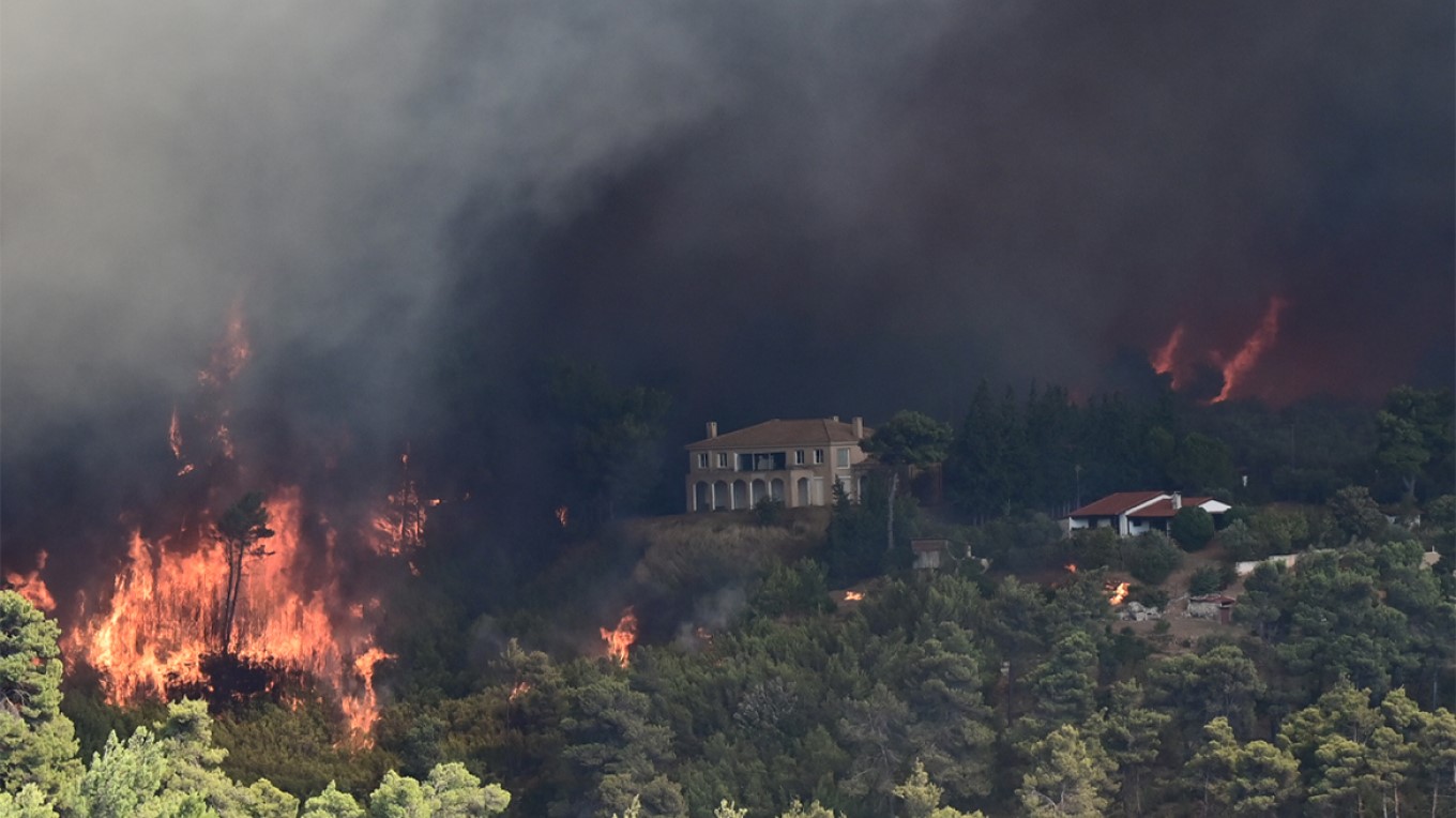 Μάχη με τις φλόγες σε Βαρνάβα, Μέγαρα και 112 για εκκενώσεις