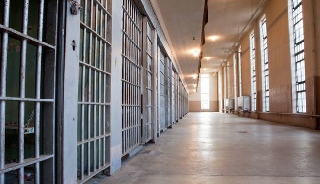 Στη φυλακή πατέρας που απείλησε σύζυγο και ανήλικη κόρη