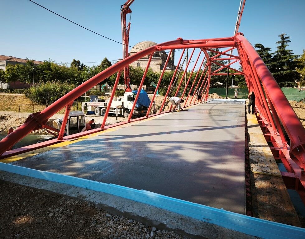 Συνεχίζονται οι εργασίες σε δύο πεζογέφυρες