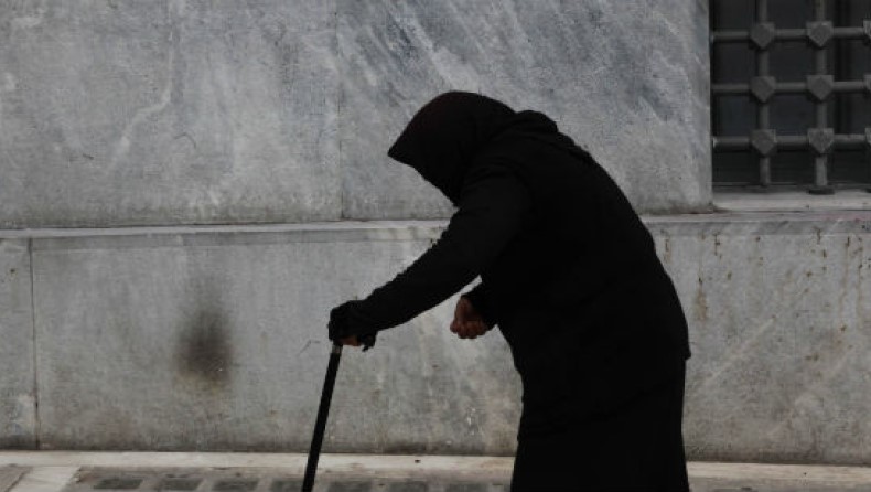 Γιαγιά έδιωξε με τη μαγκούρα τους απατεώνες