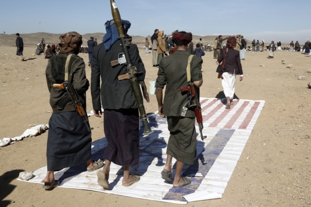 Απειλούν με νέες επιθέσεις σε πλοία οι Χούθι