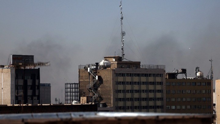 ΗΠΑ και Ισραήλ εξαπολύουν επίθεση εναντίον του Ιράν