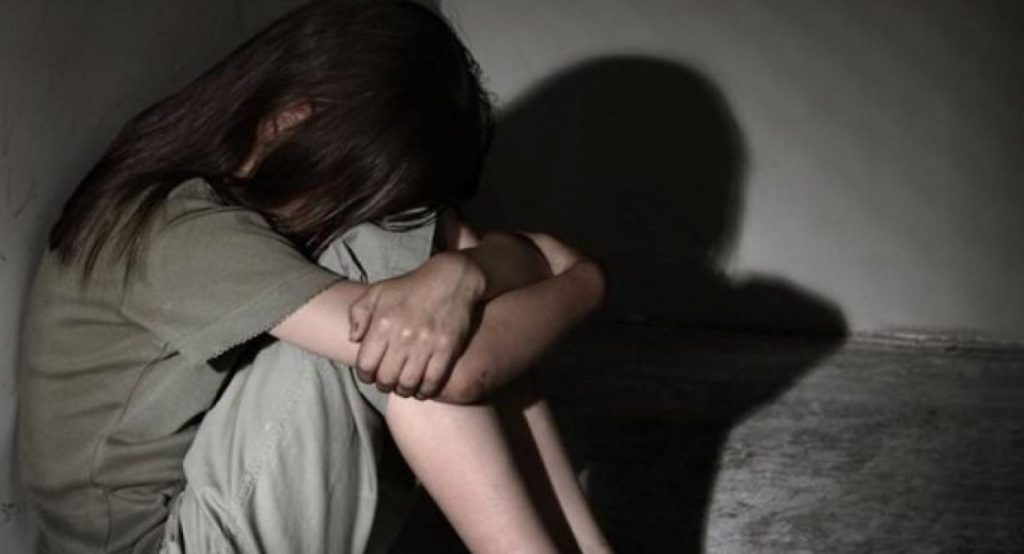 Στο εδώλιο για τον βιασμό της 9χρονης θετής κόρης του
