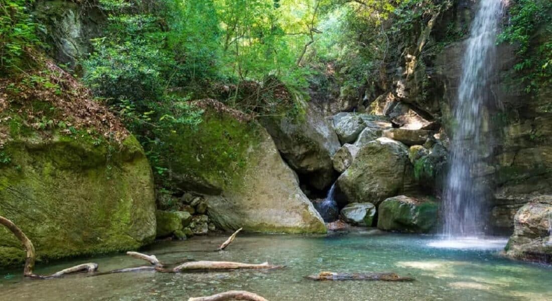Ακρίβεια και εισοδήματα «ψαλιδίζουν» τις διακοπές