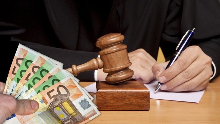 Βροχή εξωδίκων και κατασχέσεων